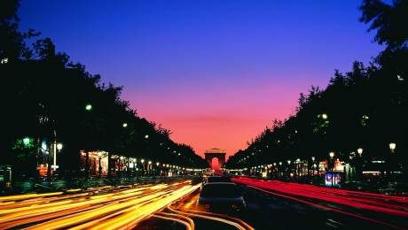 Кальцоне с лососем и соусом песто